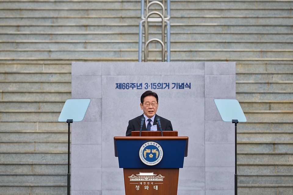 이재명 대통령이 3월 15일 경남 창원시 마산회원구 국립 3·15 민주 묘지에서 열린 제66주년 3·15의거 기념식에서 기념사를 하고 있다. 