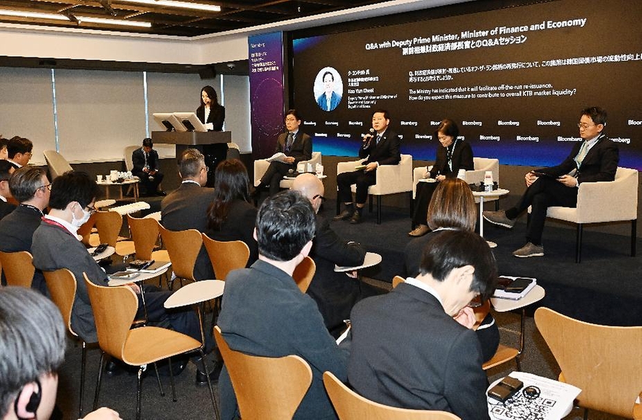 제10차 한-일 재무장관회의 참석차 일본 도쿄를 방문 중인 구윤철 부총리 겸 재정경제부 장관이 3월 13일(현지 시간) 블룸버그 도쿄지국에서 열린 일본 소재 글로벌 투자기관 대상 '한국경제 투자설명회'에서 기조연설 후 참석자 질문에 답변하고 있다.