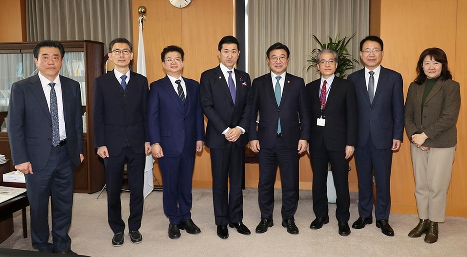 윤호중 행정안전부 장관이 3월 13일(현지 시간) 일본 도쿄 내각부 회의실에서 아카마 지로 방재대신과 한-일 방재회의 및 재난분야 협력 MOU 등 실질적인 협력 확대 방안을 논의한 뒤 기념 촬영을 하고 있다.
