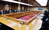 김정관 산업통상부 장관이 3월 13일 서울 종로구 한국무역보험공사 중회의실에서 재정경제부, 국토교통부, 국세청, 한국석유공사, 한국석유관리원을 비롯한 관계 부처와 관련 유관기관 관계자 등이 참석한 가운데 열린 '범부처 합동점검단 회의'를 주재하고, 인사말을 한 후 최근 석유시장 점검 결과를 공유하고 있다.