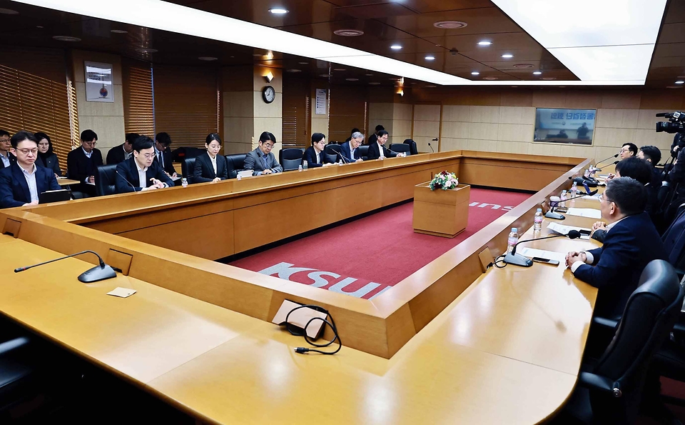 김정관 산업통상부 장관이 3월 13일 서울 종로구 한국무역보험공사 중회의실에서 재정경제부, 국토교통부, 국세청, 한국석유공사, 한국석유관리원을 비롯한 관계 부처와 관련 유관기관 관계자 등이 참석한 가운데 열린 '범부처 합동점검단 회의'를 주재하고, 인사말을 한 후 최근 석유시장 점검 결과를 공유하고 있다.