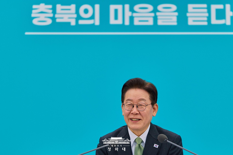 이재명 대통령이 3월 13일 충북 청주오스코에서 열린 '충북의 마음을 듣다' 타운홀미팅 간담회에서 발언하고 있다.