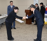 정일연 국민권익위원장(오른쪽)이 3월 13일 세종시 정부세종청사에서 열린 2026년 국민권익위원회 특이민원 시민상담관 위촉식에서 신규 시민상담관들에게 위촉장을 수여하고 있다.