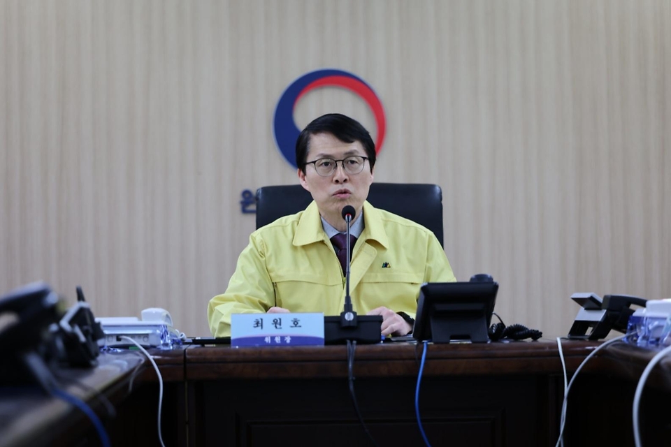 최원호 원자력안전위원회 위원장이 3월 13일 서울 중구 원자력안전위원회 중앙방사능통제상황실에서 원안위 소속 6개 지역사무소를 비롯해 한국원자력안전기술원, 한국원자력통제기술원, 한국수력원자력(주)와 가동원전 안전관리 현황 점검회의를 영상으로 개최, 비상대응체계와 기관 관 협력 사항을 종합적으로 점검하고 있다.