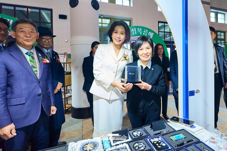 김혜경 여사가 3월 13일 서울 중구 문화역서울284에서 개막한 정부조달 문화상품 특별전 '한국본색'을 관람하고 기념 촬영하고 있다.
