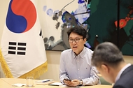 미국을 방문 중인 김민석 국무총리가 3월 15일(현지 시간) 미국 뉴욕 유엔대표부에서 영상 간부회의를 주재하고 있다.