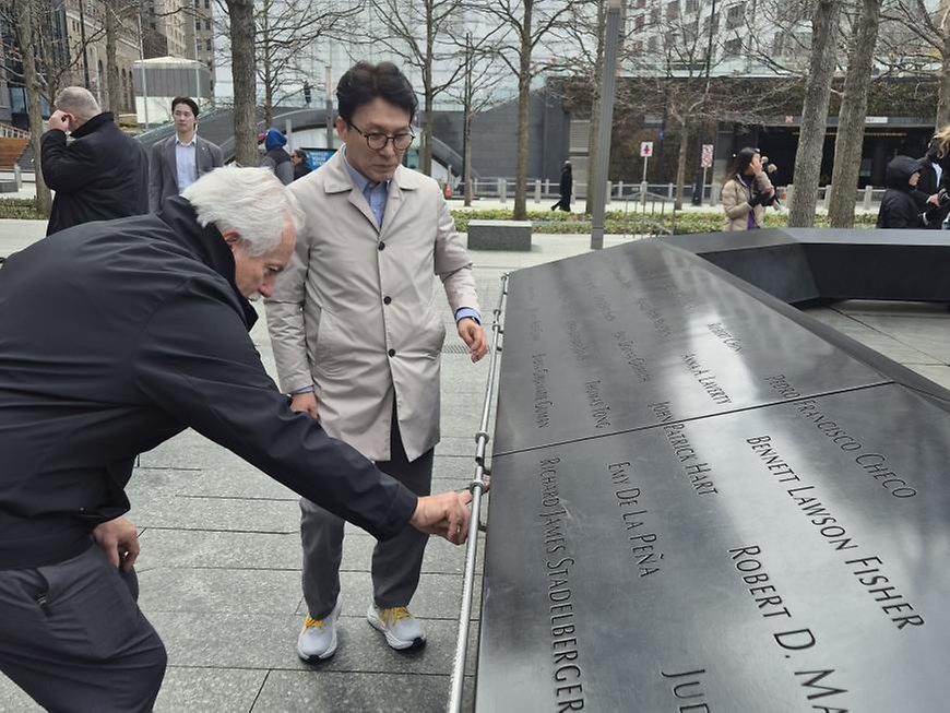 미국을 방문 중인 김민석 국무총리가 3월 15일(현지 시간) 미국 9·11 추모공원을 방문해 조의를 표하고 있다.