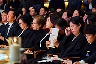 김혜경 여사가 3월 14일 서울 동작구 원불교 소태산기념관에 열린 고 이해찬 전 국무총리 49재에 참석해 있다.