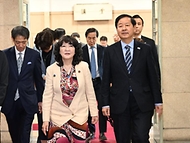 구윤철 부총리 겸 재정경제부 장관이 3월 14일(현지 시간) 일본 도쿄 재무성에서 열린 '제10차 한-일 재무장관회의' 시작에 앞서 카타야마 사츠키 일본 재무장관과 기념사진을 찍은 후 회의에 참석, 모두발언을 하고 있다.