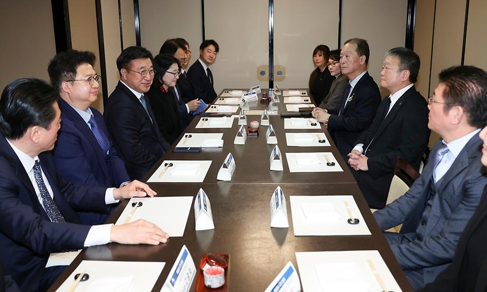 윤호중 행정안전부 장관이 3월 13일 저녁 일본 도쿄 미나토구 소재 식당에서 열린 재일동포 간담회에서 김이중 재일민단 중앙본부 단장, 김연식 재일본동경 한국연합회 회장, 오영석 재일민단 동경본부 단장 등 참석자들과 환담하며 재일동포 사회의 현안을 청취하고 있다.