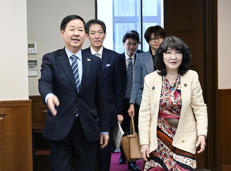 구윤철 부총리 겸 재정경제부 장관이 3월 14일(현지 시간) 일본 도쿄 재무성에서 열린 '제10차 한-일 재무장관회의' 시작에 앞서 카타야마 사츠키 일본 재무장관과 기념사진을 찍은 후 회의에 참석, 모두발언을 하고 있다.