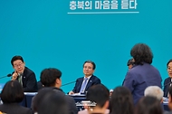 이재명 대통령이 3월 13일 충북 청주오스코에서 열린 '충북의 마음을 듣다' 타운홀미팅 간담회에서 참석자 발언을 듣고 있다.