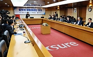 김정관 산업통상부 장관이 3월 13일 서울 종로구 한국무역보험공사 중회의실에서 재정경제부, 국토교통부, 국세청, 한국석유공사, 한국석유관리원을 비롯한 관계 부처와 관련 유관기관 관계자 등이 참석한 가운데 열린 '범부처 합동점검단 회의'를 주재하고, 인사말을 한 후 최근 석유시장 점검 결과를 공유하고 있다.