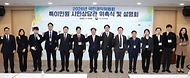 정일연 국민권익위원장이 3월 13일 세종시 정부세종청사에서 열린 2026년 국민권익위원회 특이민원 시민상담관 위촉식에서 위촉장을 수여 후 참석자들과 기념 촬영을 하고 있다.