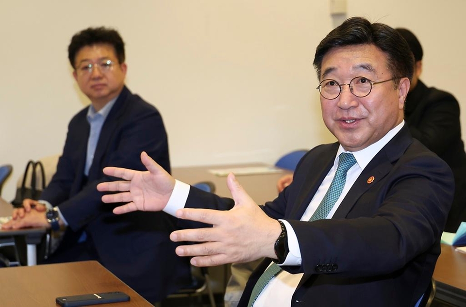 윤호중 행정안전부 장관이 3월 13일 오후 일본 도쿄 고토구 소재 임해광역방재공원을 방문해 관계자로부터 재난 발생 시 '현지 긴급 재해 대책본부'로 전환되는 방재 거점 운영 체계에 대한 브리핑을 듣고 의견을 나누고 있다.