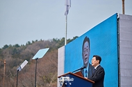이재명 대통령이 3월 15일 경남 창원시 마산회원구 국립 3·15 민주 묘지에서 열린 제66주년 3·15의거 기념식에서 기념사를 하고 있다. 