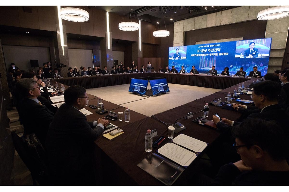 배경훈 부총리 겸 과학기술정보통신부 장관이 3월 11일 서울 중구 플라자호텔에서 열린 'K-문샷 협력기업 업무협약식'에서 인사말을 하고 있다.