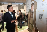 윤호중 행정안전부 장관이 3월 13일 오후 일본 도쿄 고토구 소재 임해광역방재공원 내 방재 교육·체험 시설인 '소나 에리어 도쿄(Sona Area Tokyo)'에서 지진 발생 후 구조까지의 골든타임을 다룬 '72시간 생존 체험' 프로그램을 시찰하고 있다.