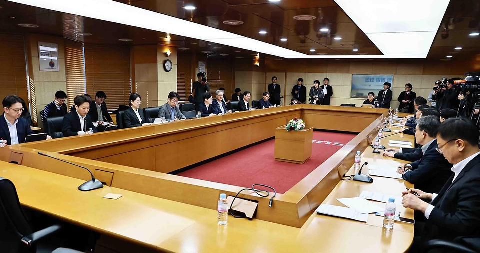 김정관 산업통상부 장관이 3월 13일 서울 종로구 한국무역보험공사 중회의실에서 한국석유공사, 대한석유협회, 정유사(GS칼텍스, S-OIL, SK이노베이션, HD현대오일뱅크), 석유관리원, 주유소협회 등 관계자가 참석한 가운데 열린 '석유시장 점검회의'를 주재하고, 인사말을 한 후 국내·외 석유 가격 동향 및 대응 방안과 정유사 주유소 석유공급 및 가격 동향 등을 논의하고 있다.