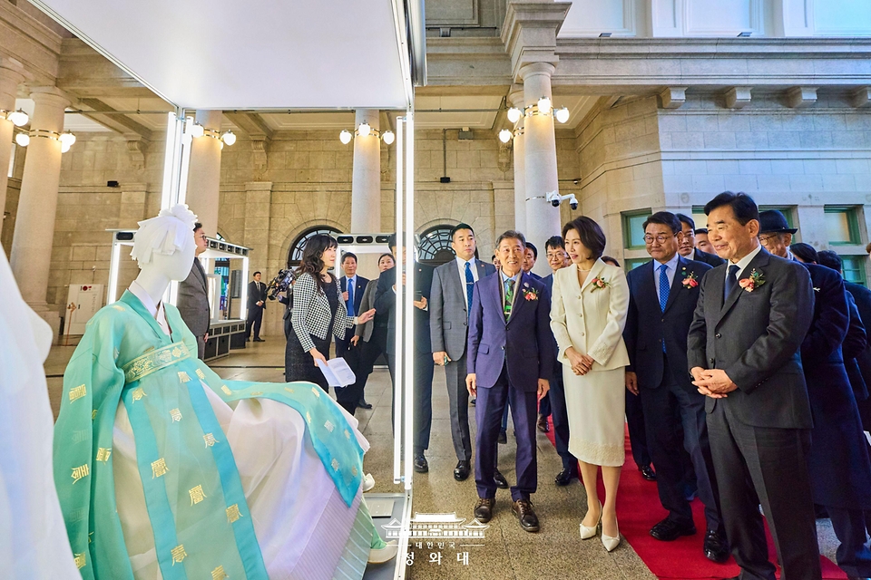 김혜경 여사가 3월 13일 서울 중구 문화역서울284에서 개막한 정부조달 문화상품 특별전 '한국본색'을 관람하고 있다.