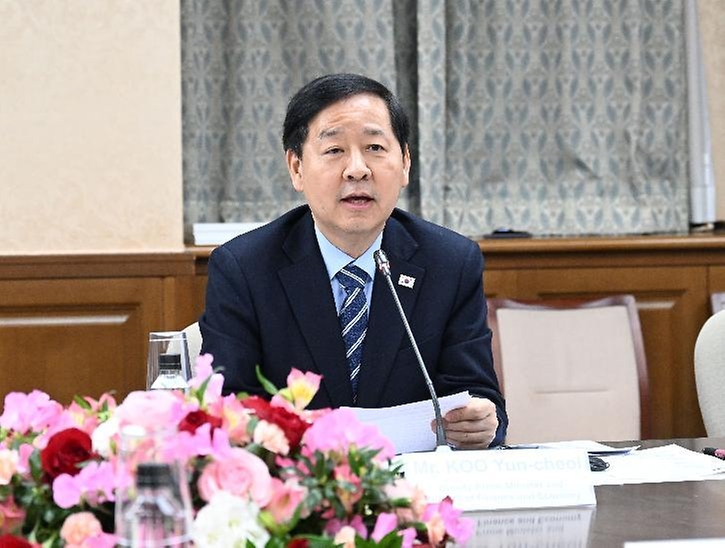 구윤철 부총리 겸 재정경제부 장관이 3월 14일(현지 시간) 일본 도쿄 재무성에서 열린 '제10차 한-일 재무장관회의' 시작에 앞서 카타야마 사츠키 일본 재무장관과 기념사진을 찍은 후 회의에 참석, 모두발언을 하고 있다.