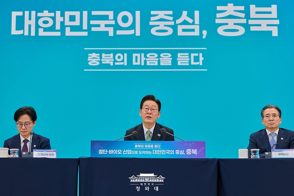 이재명 대통령이 3월 13일 충북 청주오스코에서 열린 '충북의 마음을 듣다' 타운홀미팅 간담회에서 발언하고 있다.