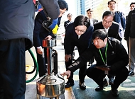 김정관 산업통상부 장관이 3월 13일 국제유가 급등 상황 속에서도 인근 주유소보다 가격을 적게 올린 서울시 마포구 도화동에 위치한 SK에너지 직영 주유소를 방문해 관계자로부터 최근 석유 가격 동향을 청취한 후 석유제품 가격·품질·유통 검사를 참관하고 "최적가격제 시행 이후 국민이 석유 가격 안정을 직접적으로 체감할 수 있도록 앞으로도 판매가격은 안정적으로 유지해 줄 것"을 요청하고 있다.