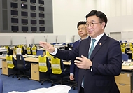 윤호중 행정안전부 장관이 3월 13일 오후 일본 도쿄 고토구 소재 임해광역방재공원 내 지휘소를 방문해, 재난 발생 시 지휘·물자 집결·의료 대응 등이 이뤄지는 광역 대응 거점 공간 시설에 대한 브리핑을 받고 있다.