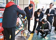 김정관 산업통상부 장관이 3월 13일 국제유가 급등 상황 속에서도 인근 주유소보다 가격을 적게 올린 서울시 마포구 도화동에 위치한 SK에너지 직영 주유소를 방문해 관계자로부터 최근 석유 가격 동향을 청취한 후 석유제품 가격·품질·유통 검사를 참관하고 "최적가격제 시행 이후 국민이 석유 가격 안정을 직접적으로 체감할 수 있도록 앞으로도 판매가격은 안정적으로 유지해 줄 것"을 요청하고 있다.