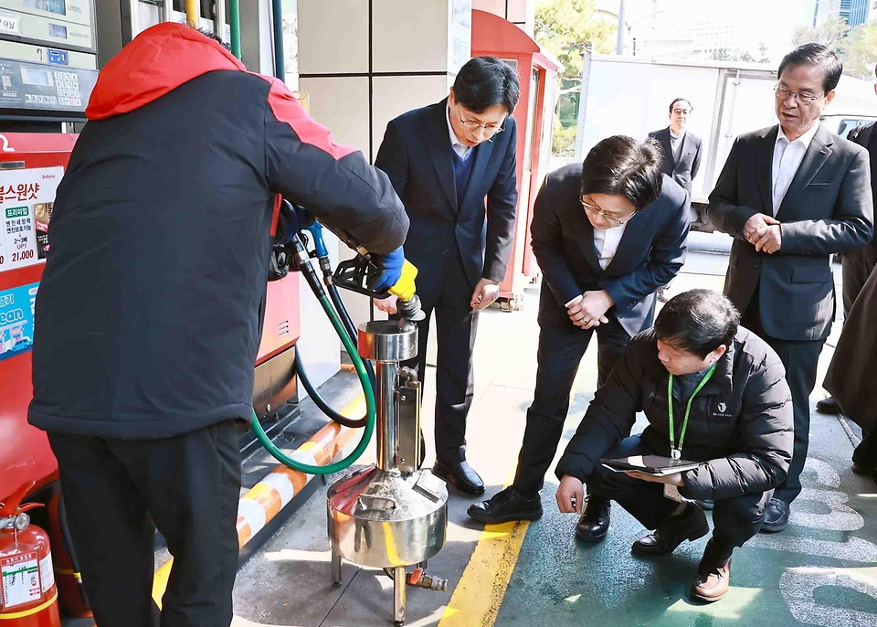 김정관 산업통상부 장관이 3월 13일 국제유가 급등 상황 속에서도 인근 주유소보다 가격을 적게 올린 서울시 마포구 도화동에 위치한 SK에너지 직영 주유소를 방문해 관계자로부터 최근 석유 가격 동향을 청취한 후 석유제품 가격·품질·유통 검사를 참관하고 "최적가격제 시행 이후 국민이 석유 가격 안정을 직접적으로 체감할 수 있도록 앞으로도 판매가격은 안정적으로 유지해 줄 것"을 요청하고 있다.