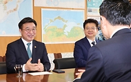 윤호중 행정안전부 장관과  아카마 지로 방재대신이 3월 13일(현지 시간) 일본 도쿄 내각부 회의실에서 한-일 방재회의 및 재난분야 협력 MOU 등 실질적인 협력 확대 방안을 논의하고 있다.