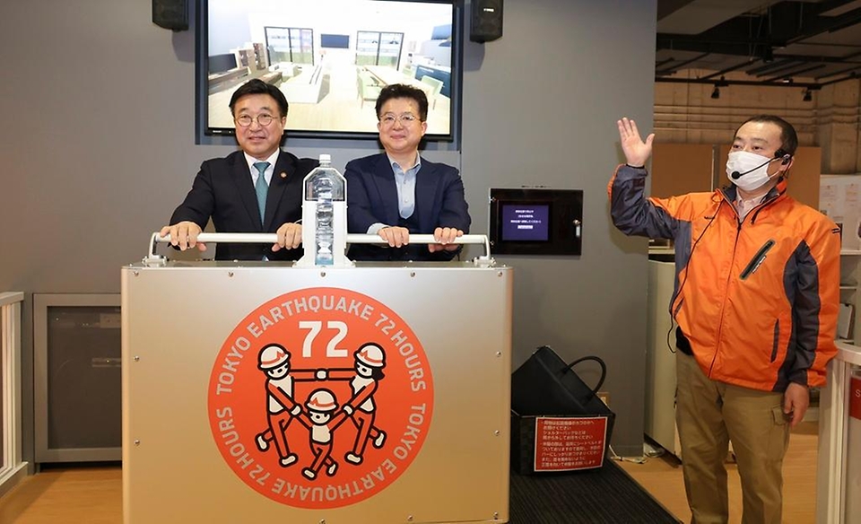 윤호중 행정안전부 장관이 3월 13일 오후 일본 도쿄 고토구 소재 임해광역방재공원 내 방재 교육·체험 시설인 '소나 에리어 도쿄(Sona Area Tokyo)'에서 지진 발생 시 대응 체험을 하고 있다.