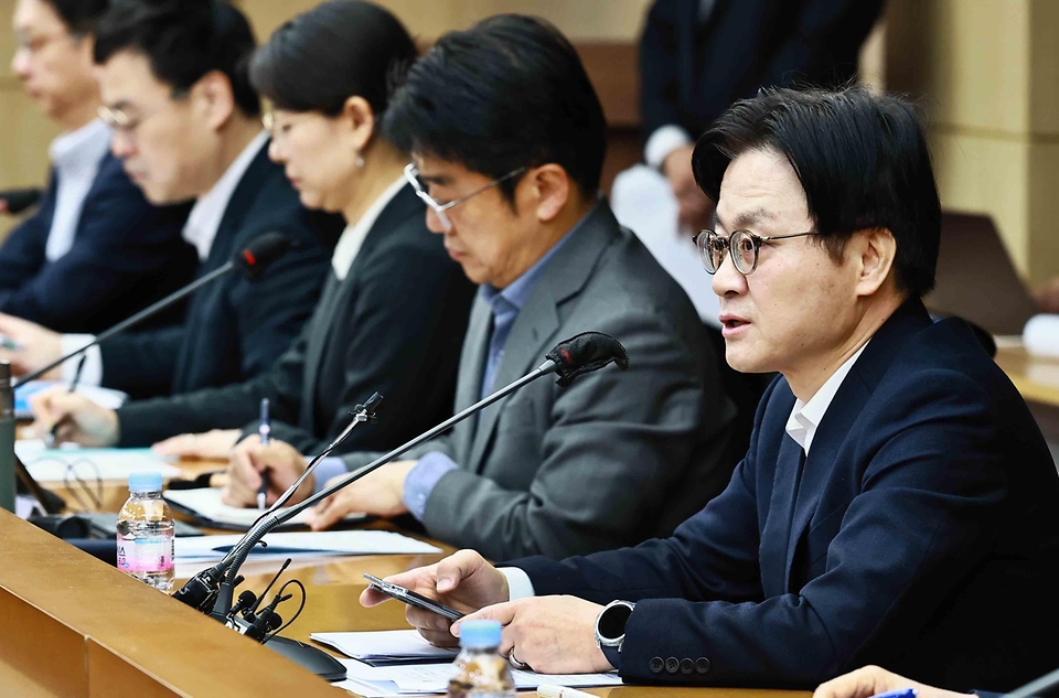 김정관 산업통상부 장관이 3월 13일 서울 종로구 한국무역보험공사 중회의실에서 재정경제부, 국토교통부, 국세청, 한국석유공사, 한국석유관리원을 비롯한 관계 부처와 관련 유관기관 관계자 등이 참석한 가운데 열린 '범부처 합동점검단 회의'를 주재하고, 인사말을 한 후 최근 석유시장 점검 결과를 공유하고 있다.