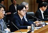 김정관 산업통상부 장관이 3월 13일 서울 종로구 한국무역보험공사 중회의실에서 한국석유공사, 대한석유협회, 정유사(GS칼텍스, S-OIL, SK이노베이션, HD현대오일뱅크), 석유관리원, 주유소협회 등 관계자가 참석한 가운데 열린 '석유시장 점검회의'를 주재하고, 인사말을 한 후 국내·외 석유 가격 동향 및 대응 방안과 정유사 주유소 석유공급 및 가격 동향 등을 논의하고 있다.