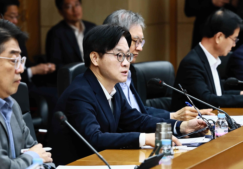 김정관 산업통상부 장관이 3월 13일 서울 종로구 한국무역보험공사 중회의실에서 한국석유공사, 대한석유협회, 정유사(GS칼텍스, S-OIL, SK이노베이션, HD현대오일뱅크), 석유관리원, 주유소협회 등 관계자가 참석한 가운데 열린 '석유시장 점검회의'를 주재하고, 인사말을 한 후 국내·외 석유 가격 동향 및 대응 방안과 정유사 주유소 석유공급 및 가격 동향 등을 논의하고 있다.