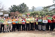 윤호중 행정안전부 장관이 3월 16일 오전 대구광역시 남구 앞산공원에서 산불예방 현장 캠페인에 참여하고 있다.