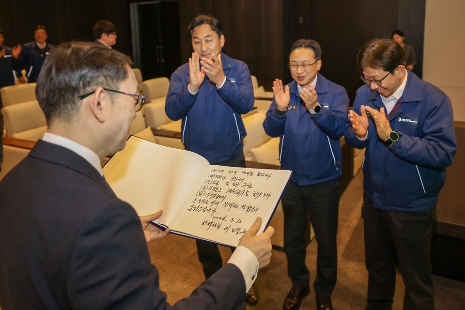 이명구 관세청장이 3월 12일 울산 전하동에 위치한 'HD현대중공업(주)'를 방문해 조선산업의 수출 현장을 살펴보고, 업체 관계자들과 수출지원 간담회를 개최하고 있다.