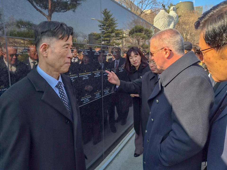 강윤진 국가보훈부 차관이 3월 13일 서울시 용산구 전쟁기념관에서 열린 주한미군 전사자 추모비 헌화행사에 참석해 마이클 디솜브리 미 국무부 동아태 차관보 및 주요 내빈들과 함께 추모비에 헌화를 하고 있다.