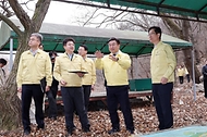 윤호중 행정안전부 장관이 3월 16일 경북 경산시 대한천 중류부 하천 불법시설 정비실태 등을 점검하고 있다.