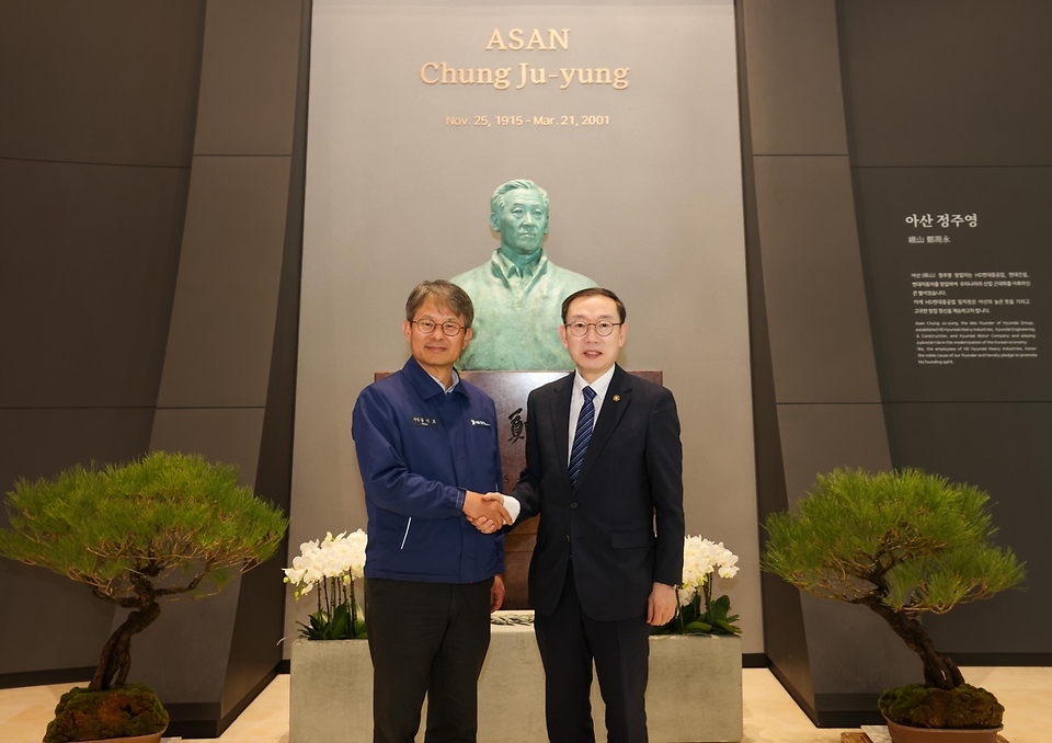 이명구 관세청장이 3월 12일 울산 전하동에 위치한 'HD현대중공업(주)'를 방문해 조선산업의 수출 현장을 살펴보고, 업체 관계자들과 수출지원 간담회를 개최하고 있다.