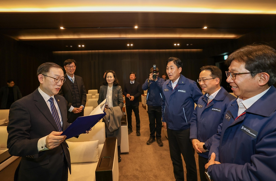이명구 관세청장이 3월 12일 울산 전하동에 위치한 'HD현대중공업(주)'를 방문해 조선산업의 수출 현장을 살펴보고, 업체 관계자들과 수출지원 간담회를 개최하고 있다.