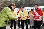 윤호중 행정안전부 장관이 3월 16일 오전 대구광역시 남구 앞산공원에서 산불예방 현장 캠페인에 참여하고 있다.