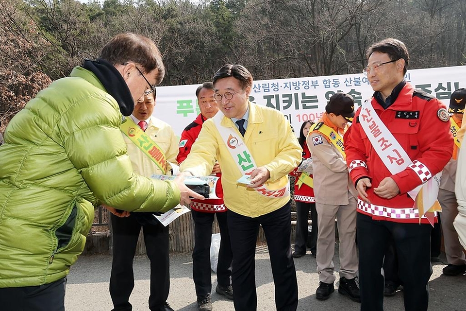 윤호중 행정안전부 장관이 3월 16일 오전 대구광역시 남구 앞산공원에서 산불예방 현장 캠페인에 참여하고 있다.