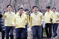 윤호중 행정안전부 장관이 3월 16일 경북 경산시 대한천 중류부 하천 불법시설 정비실태 등을 점검하고 있다.