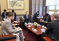 이명구 관세청장이 3월 13일 서울본부세관에서 이반 얀차렉(IvanJAN REK) 주한 체코 대사를 만나 우리 기업의 체코 수출 확대를 지원하기 위한 양국 간 관세협력 방안을 논의하고 있다.