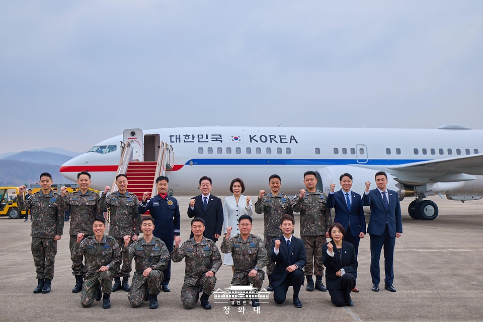 이재명 대통령과 김혜경 여사가 3월 15일 경기 성남 서울공항에서 진행된 신형 공군 2호기 개통 행사에서 관계자들과 기념 촬영을 하고 있다.