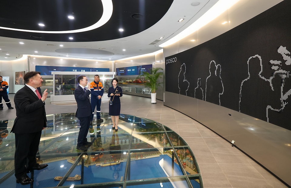 이명구 관세청장이 3월 12일 포항시 동촌동에 소재한 포스코포항제철소를 방문해 세계 최초의 '스마트 고로'인 제2고로공장 등 철강 제품 생산 현장을 살피고, 기업의 수출입 애로사항을 청취하고 있다.