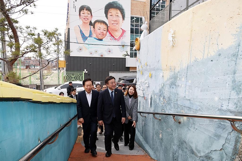 윤호중 행정안전부 장관이 3월 16일 오후 경북 안동시 산불 피해 이재민 임시조립주택 단지를 방문해 시설 운영 및 입주현황 등을 점검하고 있다.