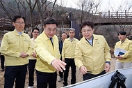 윤호중 행정안전부 장관이 3월 16일 경북 경산시 대한천 중류부 하천 불법시설 정비실태 등을 점검하고 있다.