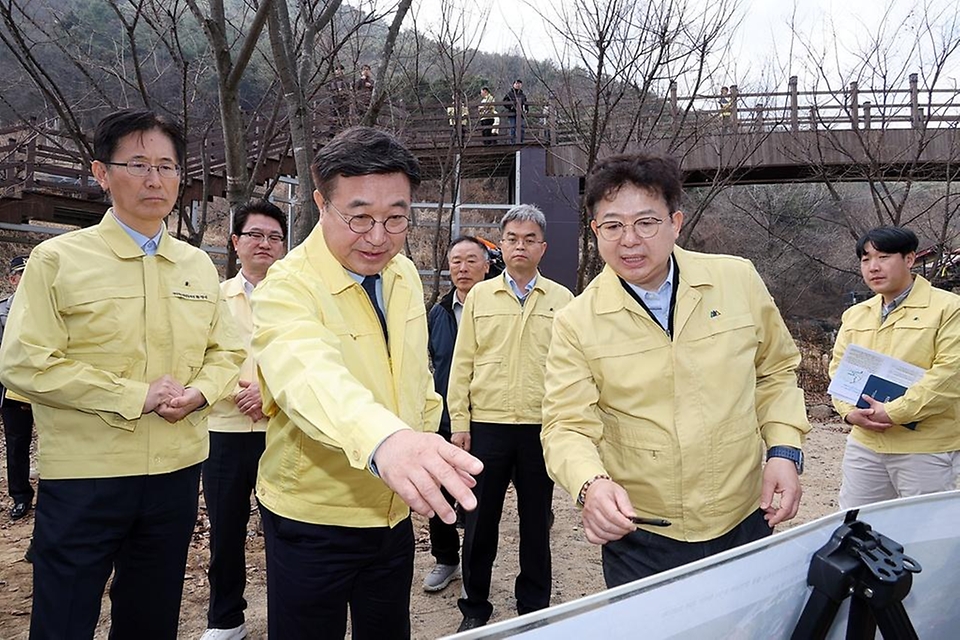 윤호중 행정안전부 장관이 3월 16일 경북 경산시 대한천 중류부 하천 불법시설 정비실태 등을 점검하고 있다.